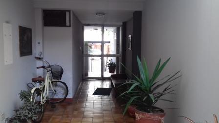 Apartamento en alquiler semi amoblado en la mejor zona de Miraflores. Cuenta con una habitación, un bañ