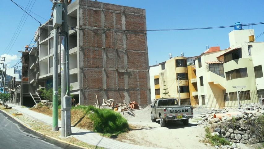 DLF VENDE ESTRATÉGICO TERRENO EN ESQUINA CALLE LOS ARCES, CAYMA