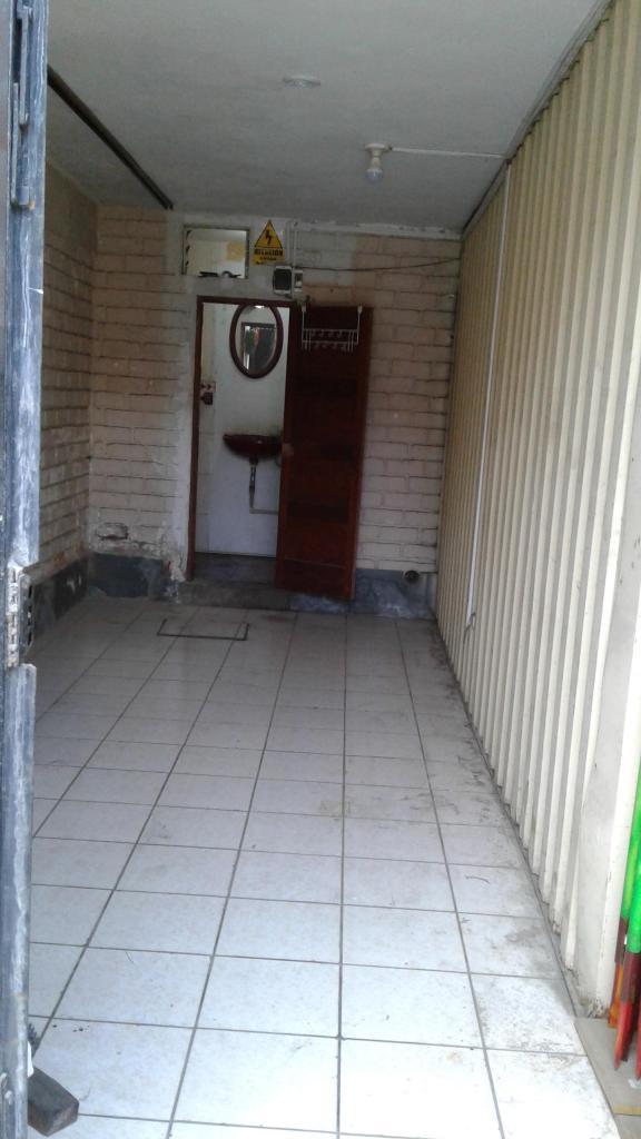 ALQUILO AMBIENTE PRIMER PISO, PUERTA CALLE CON BAÑO