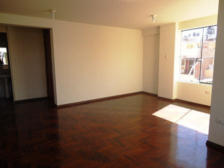 HS D 2125 Alquilo bonito departamento con cochera frente a parque en Residencial privada de Yanahuara 3er piso