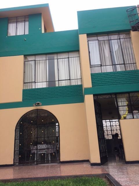 Vendo Casa en zona residencial de 220m2 CERCADO DE  limite con PUEBLO LIBRE, cruce av. la Alborada y