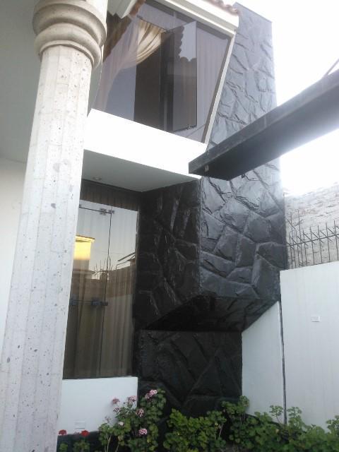 Vendo hermosa casa de 03 pisos con 06 habitaciones y cochera para 02 autos en zona Residencial de Yanahuara