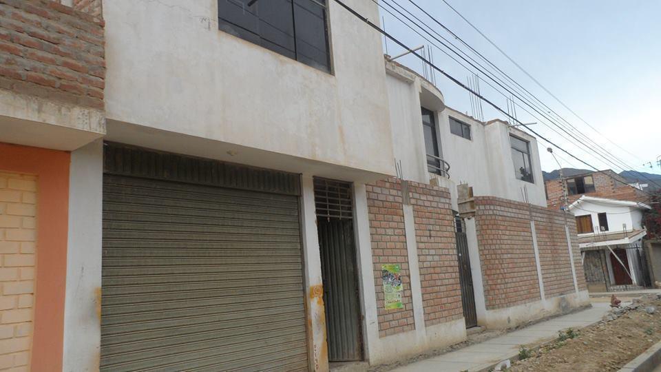 EN VENTA CASA EN HUAYOPAMPA ESQUINA 160M2