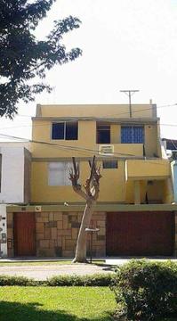 Casa en Comercio Norte San Isidro  / 4 pisos con terraza y departamento incluido