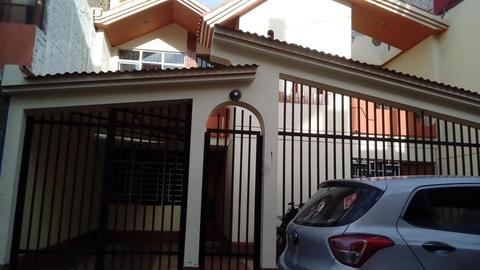 Vendo casa con cochera y dos pisos en Urb. Federíco Villarreal, cerca a parque y a 10 metros de Av. Libertad