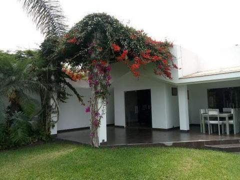 Casa en Venta La Encantada de Villa, amplios jardines piscina