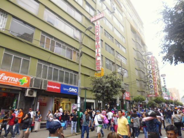 se vende una tienda en la galeria industriales guizado ,mas lleno en sus 12 pisos enel corazon de gamarra la victoria