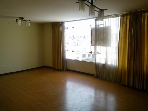 HS D 1948 Vendo lindo departamento con cochera en zona residencial de Cayma