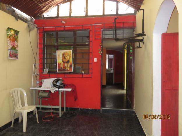 Casa de 2 pisos con local comercial o cochera, Urb Rinconada