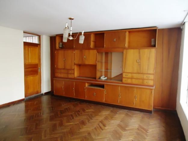 Alquilo casa para empresas de 02 pisos con cochera en Umacollo a 01 cuadra de la Av. Victor Andrés Belaunde. S C 1921