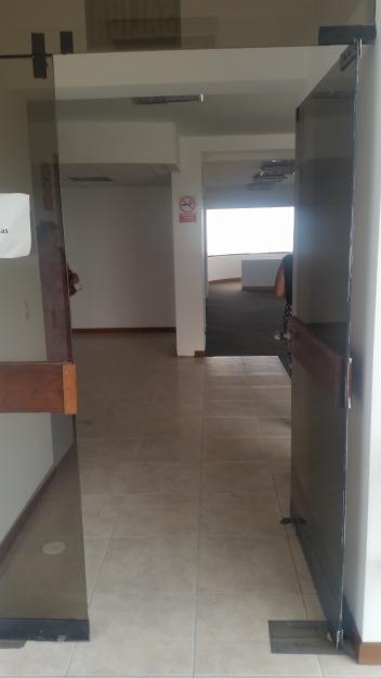 Alquilo oficinas en edificio San Isidro. 586 m2 en 3 pisos
