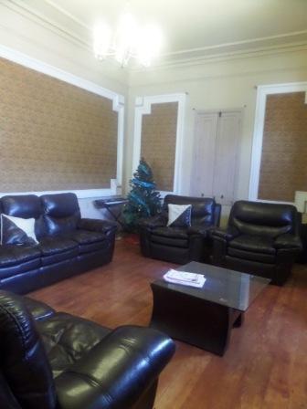 HC 1736 Alquilo casa con amplios ambientes para Hospedaje y cochera en Vallecito, ideal para empresas