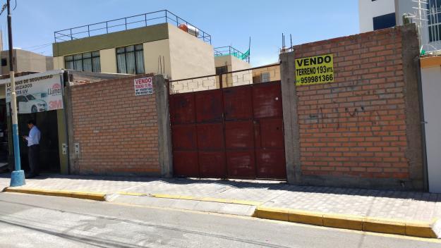 Vendo terreno de 194 mts.f/. parque en Urb. Juan XXIII, Yanahuara, al costado de la POLTRAN