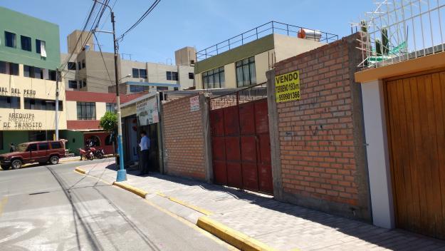 Vendo terreno de 194 mts.f/. parque en Urb. Juan XXIII, Yanahuara, al costado de la POLTRAN