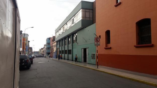 alquilo edificio de tres plantas ideal para local institucional en Quilca, Davalos Lisson ,y Garcilazo de la Vega