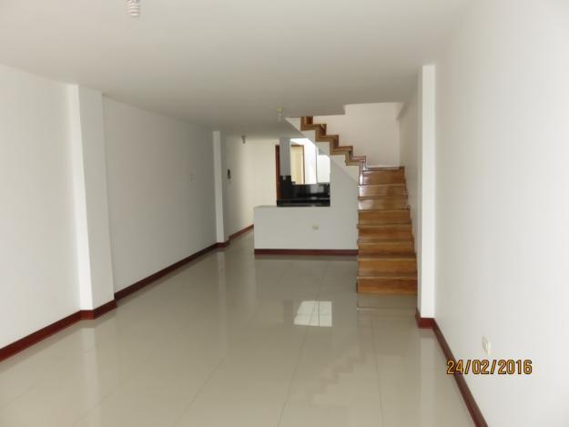 En Av. Santa , Casa de 3 pisos ESTRENO. con local 160 m2