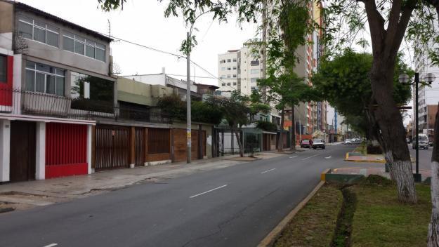 OCASION DE INVERSION...SE VENDE CASA DE 180 M2, DE 3 PISOS UBICADA EN LA AV. LA MAR CDRA 15...EXCELENTE UBICACION !!