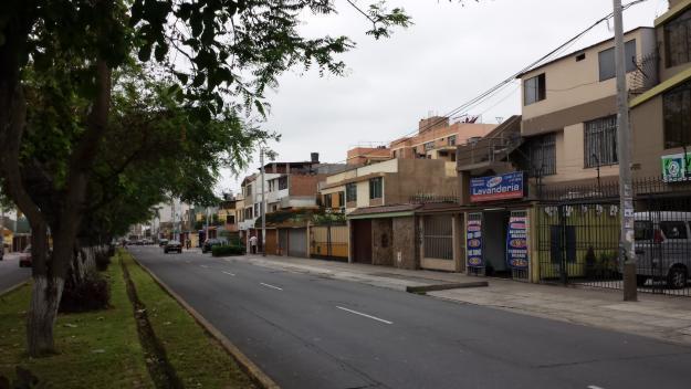 OCASION DE INVERSION...SE VENDE CASA DE 180 M2, DE 3 PISOS UBICADA EN LA AV. LA MAR CDRA 15...EXCELENTE UBICACION !!