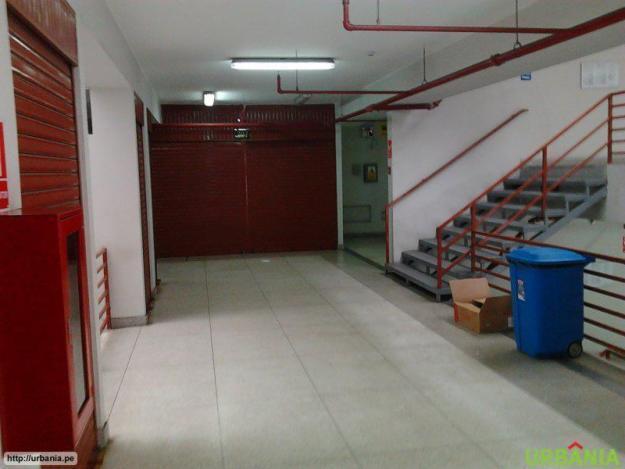 Vendo moderno local de 10 m2 en el CENTRO COMERCIAL MAXIPLAZA