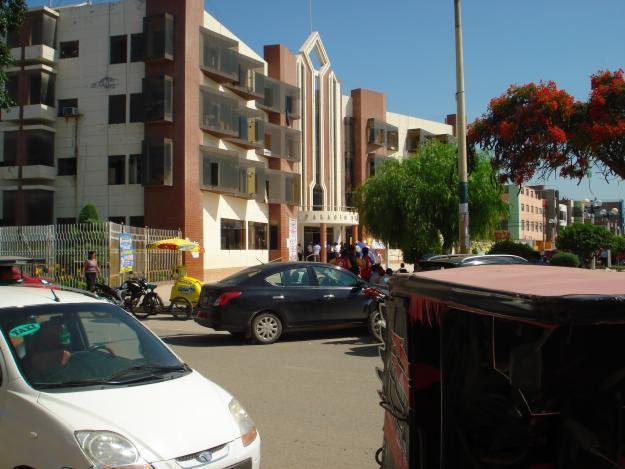 SE VENDE CASA FRENTE PLAZA CIVICA Y MUNICIPALIDAD DE JLO