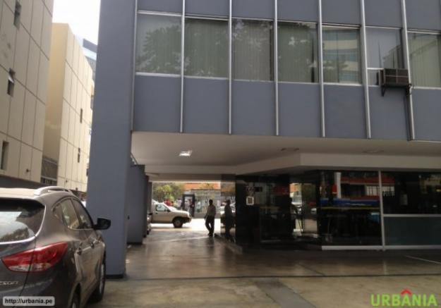 Alquilo oficina en centro financiero San Isidro, cochera, vigilancia 24hrs, moderno edificio