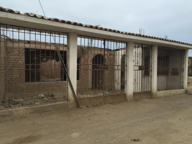 Casa construida material noble sin techo entrada de Grosio Prado Chincha