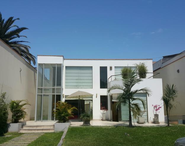 Casa estilo Minimalista Sol de la Molina 1ra etapa amplia cochera