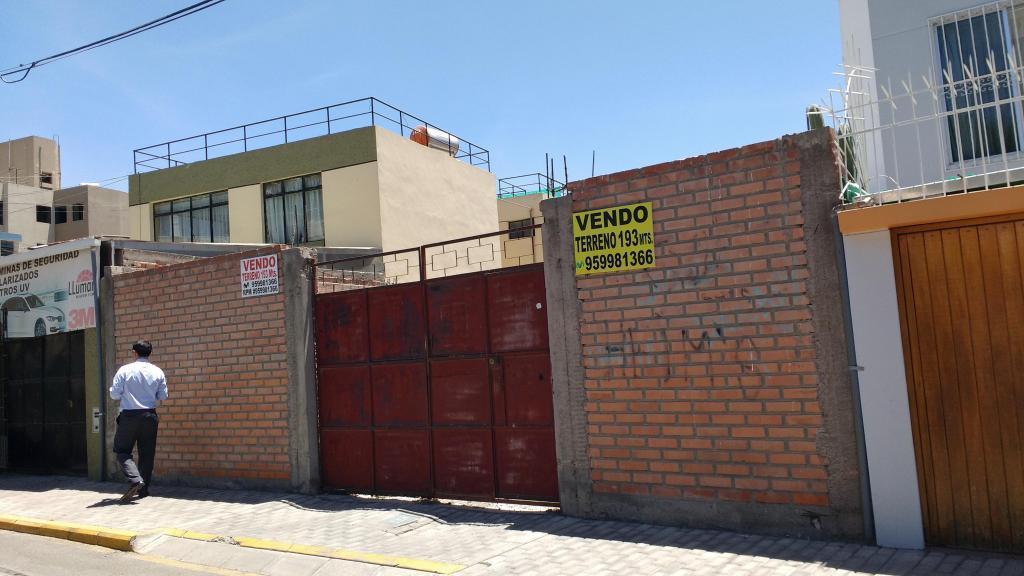 Vendo terreno de 194 mts.f/. parque en Urb. Juan XXIII, Yanahuara, al costado de la POLTRAN