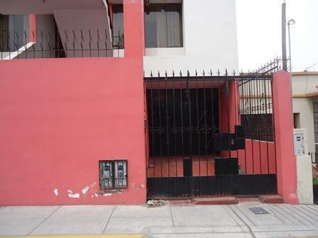 ADL Vendo linda casa de 01 piso con cochera y amplias áreas libres en Cercado