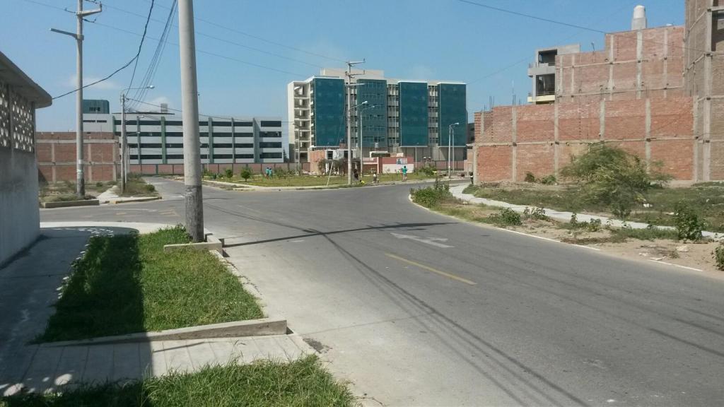 VENDO TERRENO 120 M2 URBANIZACION LOS SAUCES COSTADO DE LA UNIV SIPAN