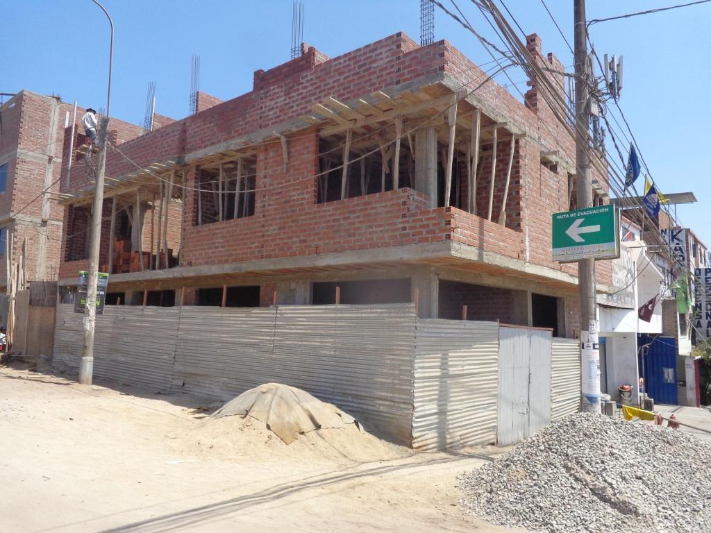 vendo casa de 3 pisos de 145 m2