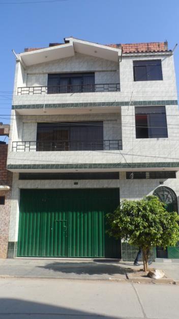 Se vende una casa de 3 pisos