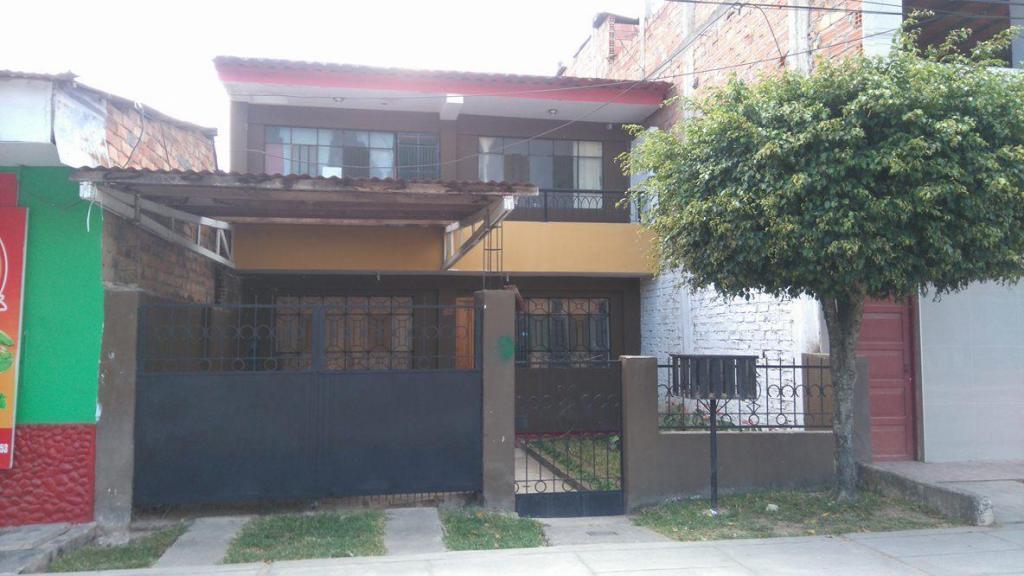 Vendo casa de dos pisos Barrio de Zaragoza