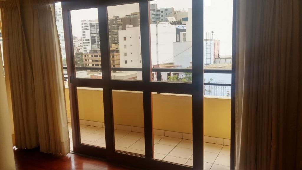 Departamento triplex en venta en el centro de Miraflores a pocas cuadras del Malecon