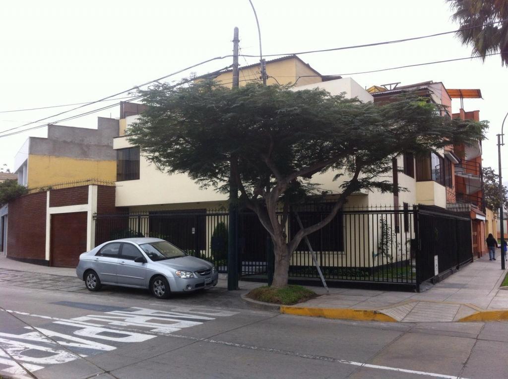 Linda casa de dos pisos y azotea en esquina en Santiago de Surco