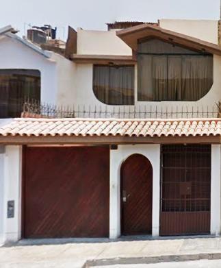 Remato casa de 2 pisos y azotea en la urbanización Honor y lealtad en Santiago de Surco