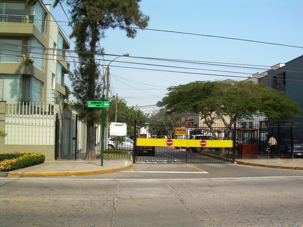 Casa con Local . San Juan de Miraflores . 290 m2 . US 250 mil . Av. Central