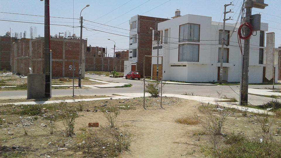 URB. LOS SAUCES I TERRENO EN ESQUINA 135 MT2 PRECIO $ 38 000.00