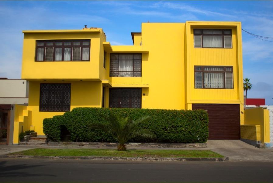 OCASIÓN! Se vende espaciosa casa de 3 pisos con 2 entrepisos en exclusiva urbanización La Encanta de Villa