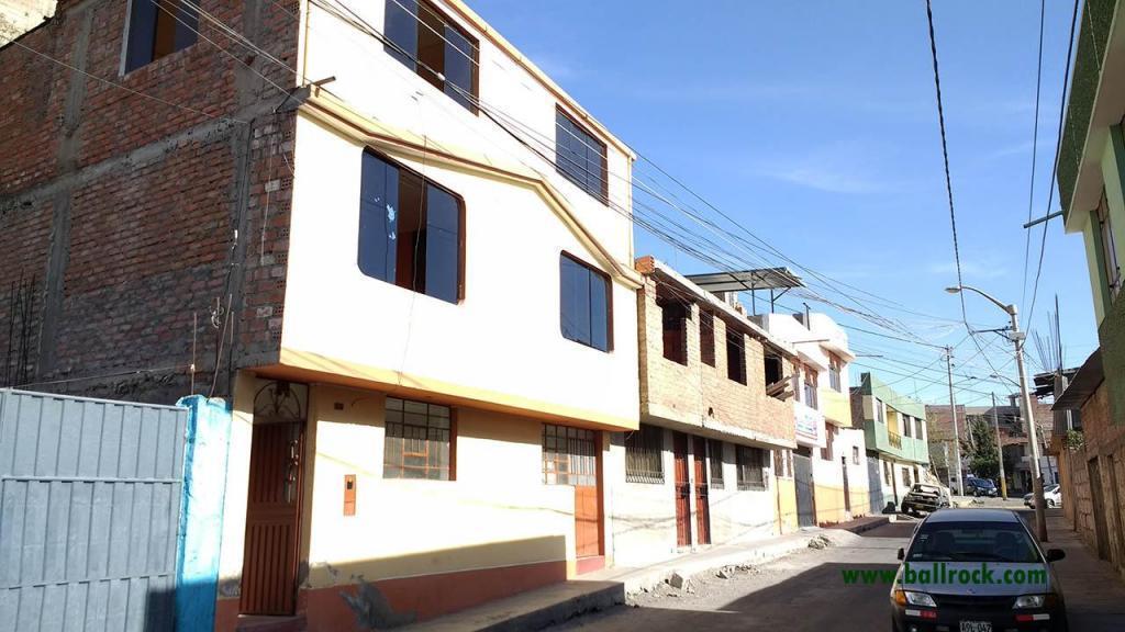 Casa 3 pisos en Mariano Bustamante, M. Melgar