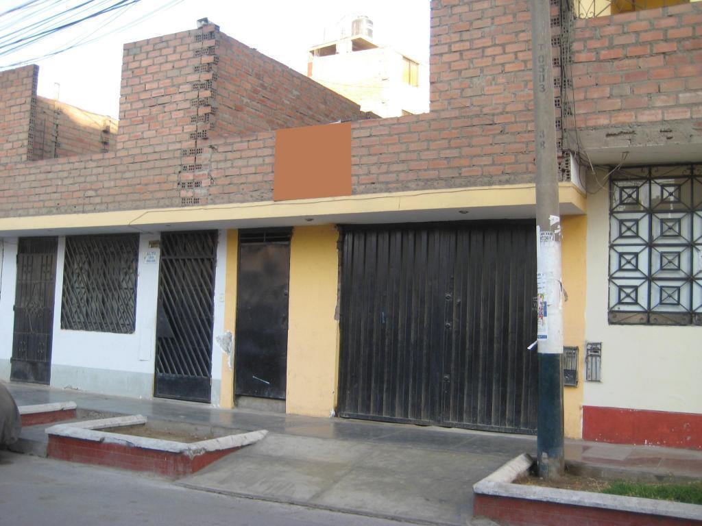 Casa de 100 m2 a precio de Departamento, en Los Olivos!!!