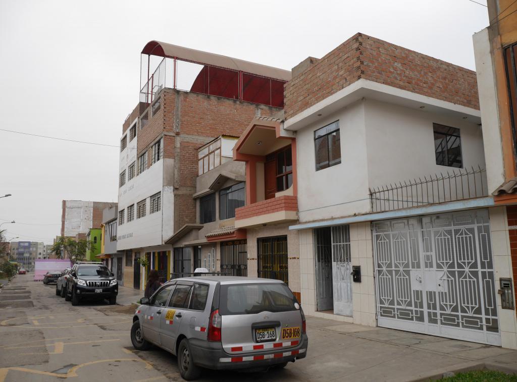 Se vende casa de 3 pisos 144 m2 de terreno y más de 200 m2 construidos en San Diego de Alcalá San Martín de Porres