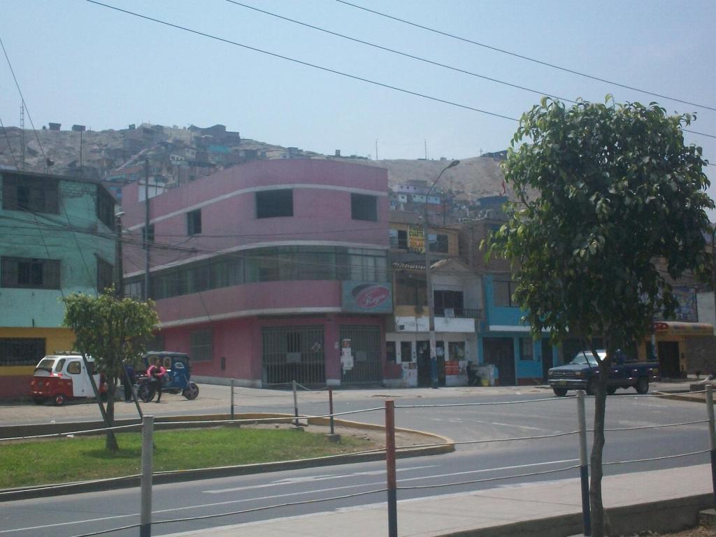 Local Comercial en San Juan de Lurigancho. 3 pisos