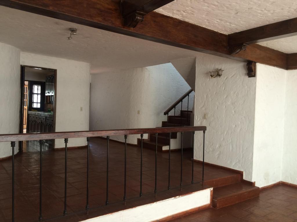 Alquilo linda casa en Santiago de Surco 3 dormitorios, 2 1/2 baños, 2 cocheras, US$ 1,900