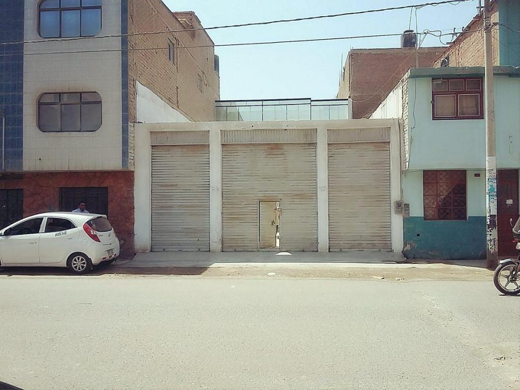 VENDO CASA COMERCIAL FRENTE AL MERCADO MOSHOQUEQUE