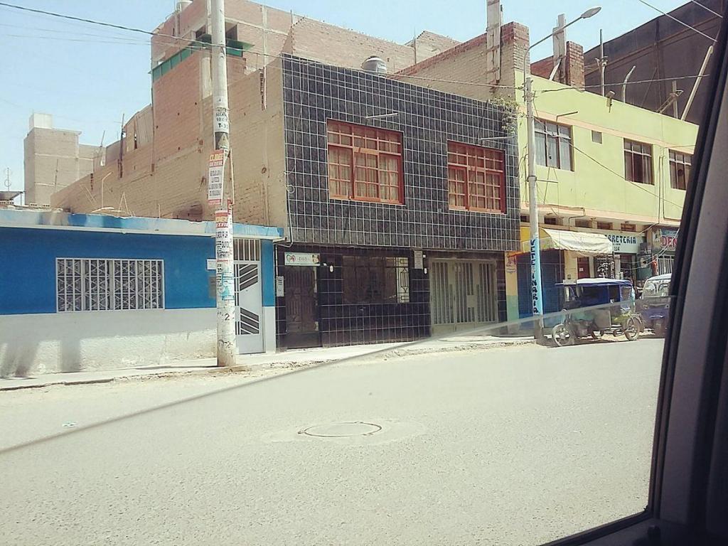 VENDO CASA COMERCIAL FRENTE AL MERCADO MOSHOQUEQUE