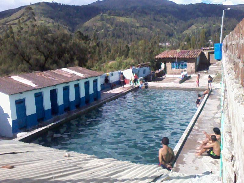 Se vende terreno al costa de la piscina de hualalachi