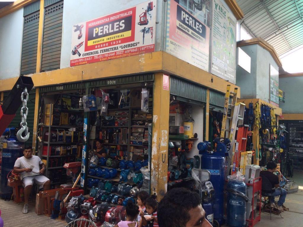 VENTA DE 2 STANDS COMERCIAL EN C.C LAS MALVINAS