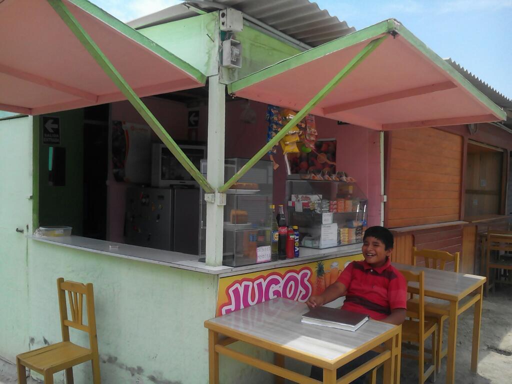 Puesto de Jugos Y Comidas