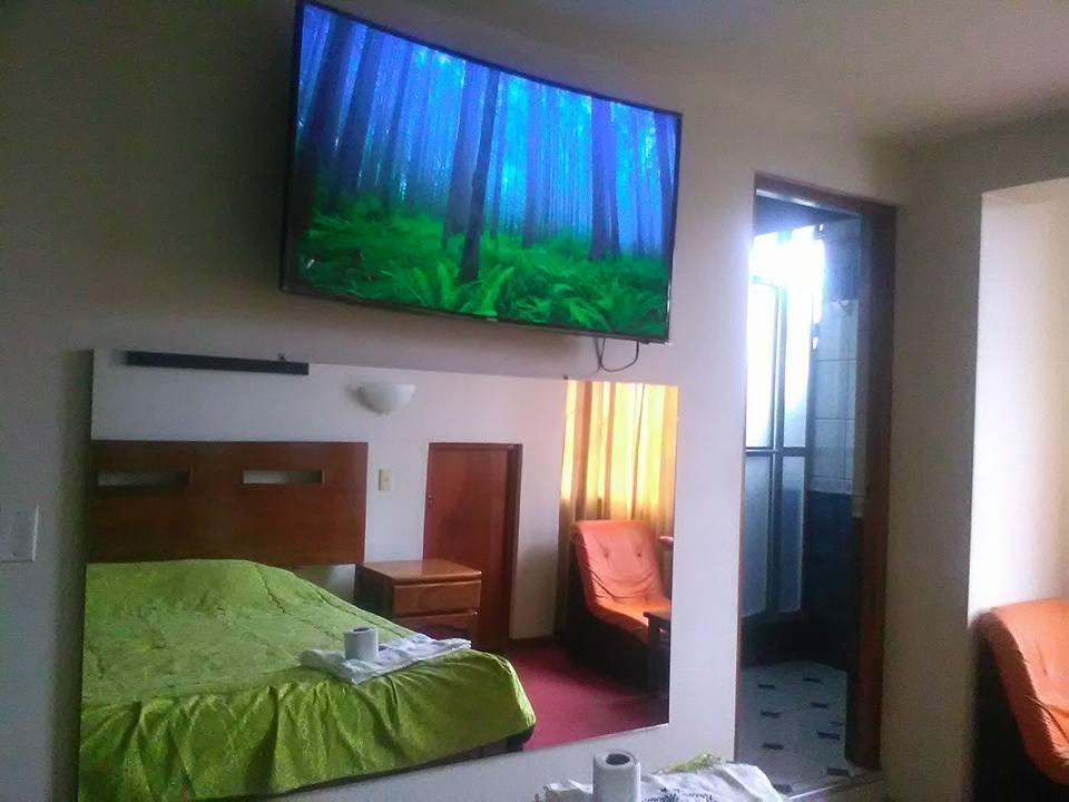 HOSTAL NUEVO MUNDO, HABITACIONES ALFOMBRADAS, AGUA CALIENTE,BAÑO PROPIO,TVSMARTH 49PULG4KNEXFLIXCOCHERATARJETA VISA